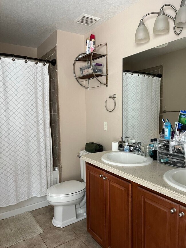 Photo - Avalon Park corner end Townhome featuring ...