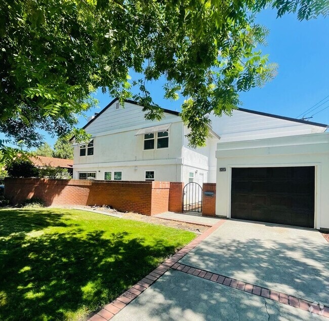 Building Photo - Completely Renovated 2-Bed/1.5 Bath Condo ...