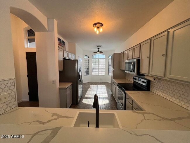 2527 N Silverado