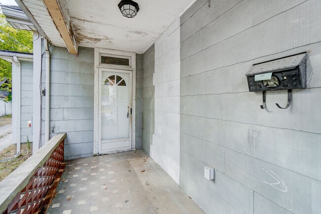 Photo - Two Bedroom, One Bathroom House in Hamilton