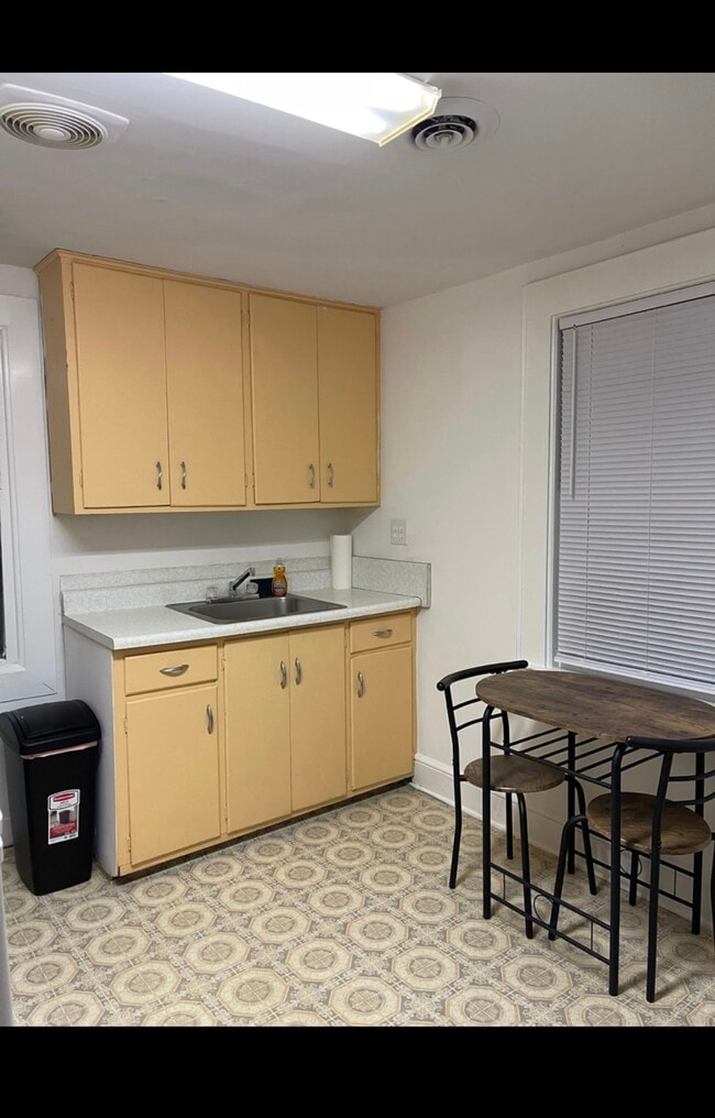 Photo - 1720 Roseland St Apartments Unit 3