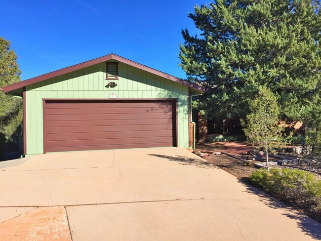 Building Photo - 656 Thunderbird Dr Rental