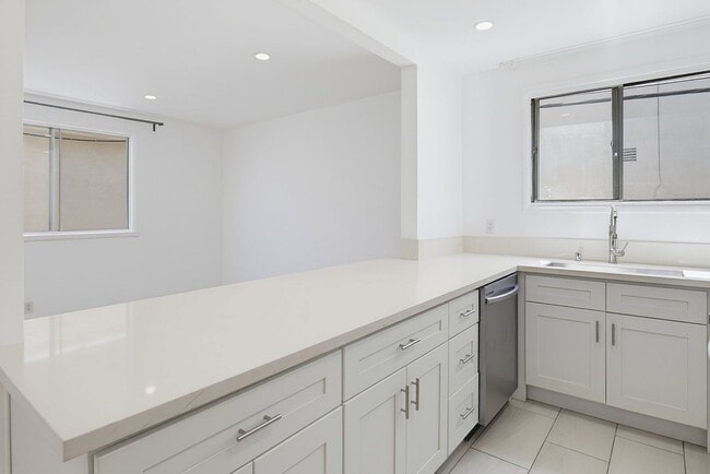 Photo - 337 Rexford Dr Unit 8