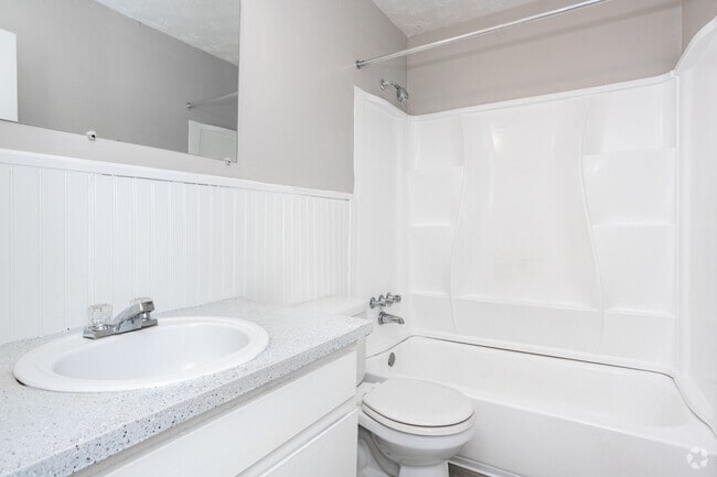 2BR, 1.5BA - 1,032SF - Bathroom