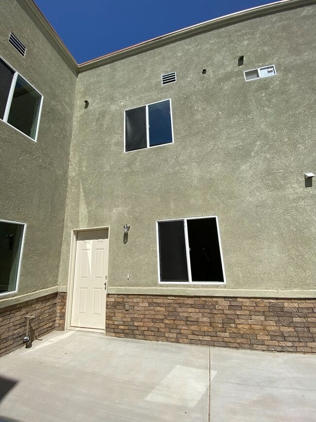 Building Photo - 574 Holt Ave Unit #3