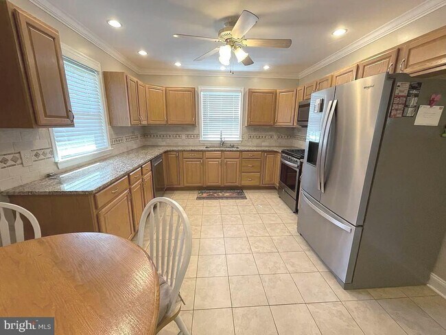 Photo - 2249 W Walnut St