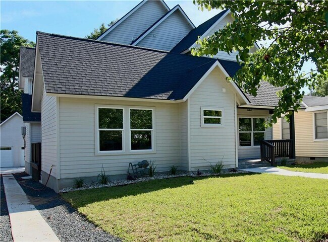 Building Photo - 705 Harris Ave Unit #A