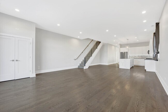 Photo - 562 W 18th St