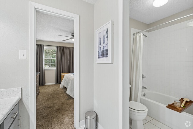 2BR, 1.5BA - 1,200SF - Bathroom