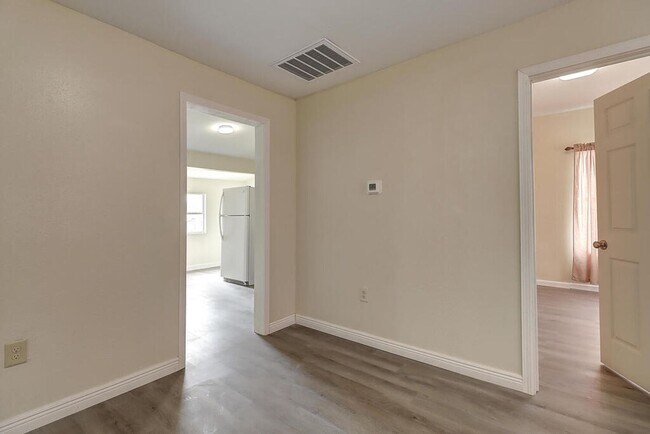 Photo - 907 Laredo St