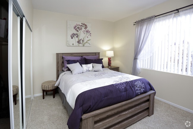 2BR, 2BA - 1033 SF