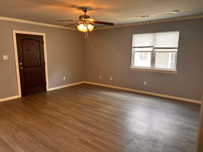 Building Photo - 4 Bedroom 4.5 Bathroom home, private parking and 2 car garage Now Pre-leasing For August 10th mov...