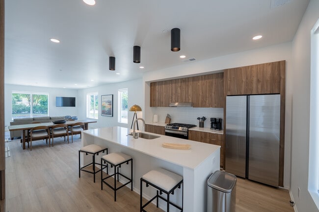 915/917 Kitchen - Rutherford House