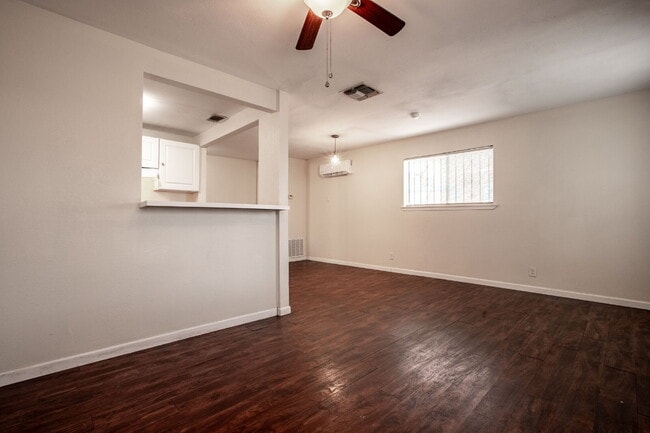 Cozy 1 Bed, 1 Bath Duplex A Block From Woodlawn Lake