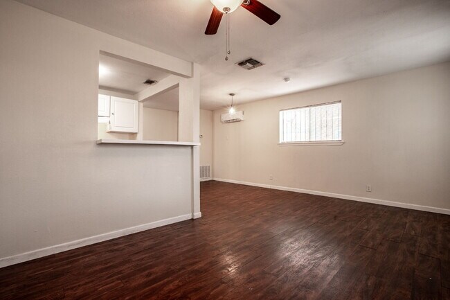 Photo - Cozy 1 Bed, 1 Bath Duplex A Block From Woodlawn Lake