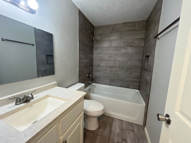 Photo - 32 Georgian Cv Unit R