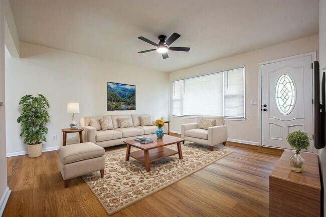 Building Photo - 3 Bedroom / 2 Bath Home with Finished Basment and Washer/Dryer!