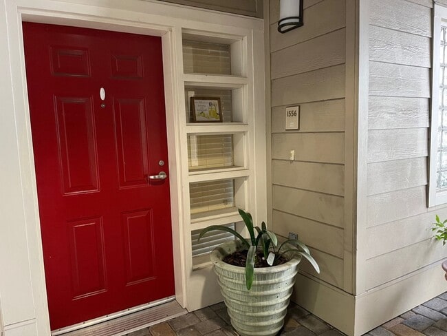 Building Photo - Two Story Two bedroom Unit Available Now at Bay Street Complex in Emeryville!!!