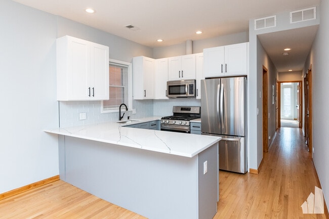 Building Photo - 2338 N Greenview Ave Unit 2