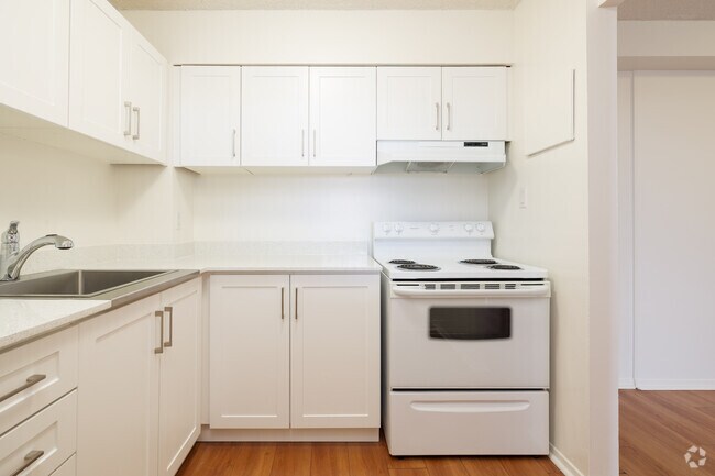 2BR, 1BA - 775SF - Kitchen - The Overlook