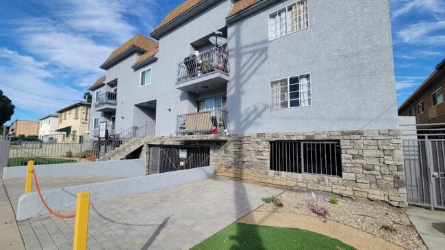 13347 Victory Blvd Unidad 201