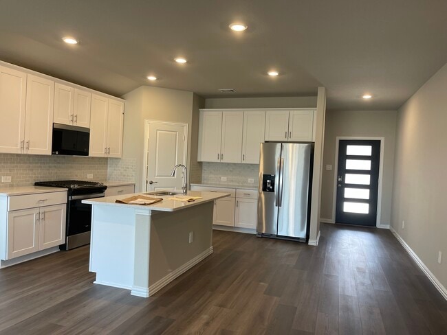 open floor plan w brand appliance - 608 Easthill Dr