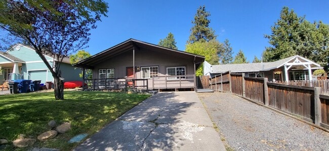 Building Photo - 2 bed 1.5 bath Downtown Bend - Large Master - Fenced Yard