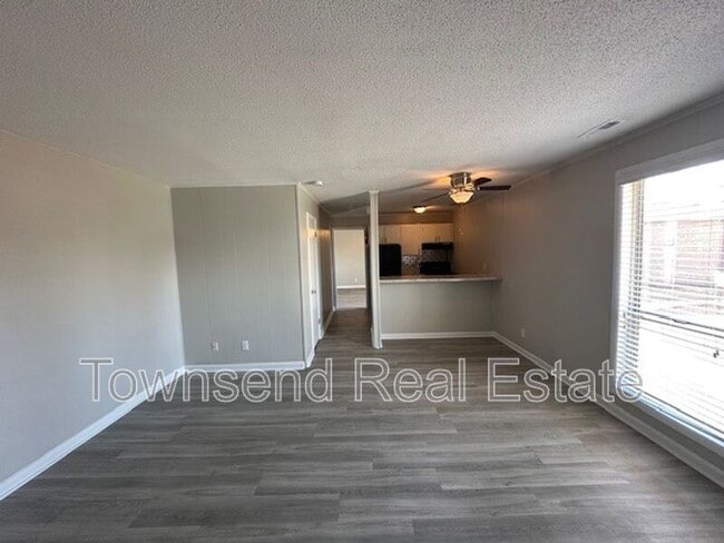 Building Photo - 5850-E Century Oaks Drive