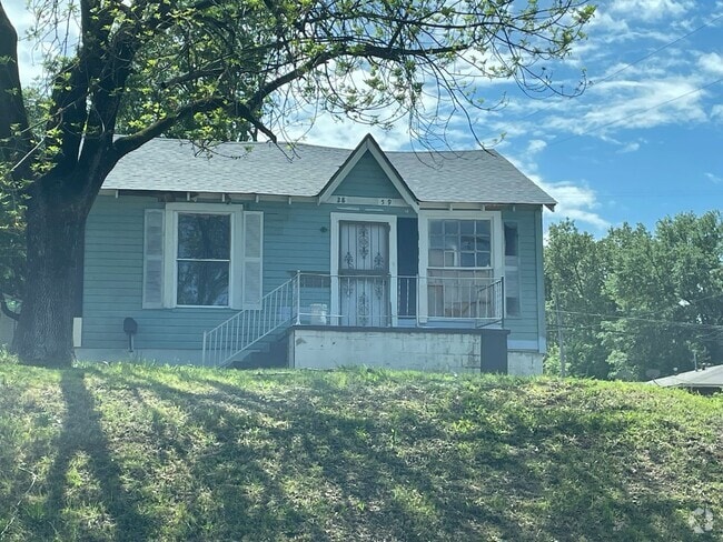 Building Photo - Huge Remodeled 3 Bed, 1 Bath Home