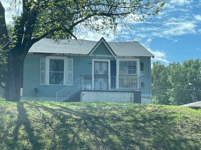 Huge Remodeled 3 Bed, 1 Bath Home - Huge Remodeled 3 Bed, 1 Bath Home