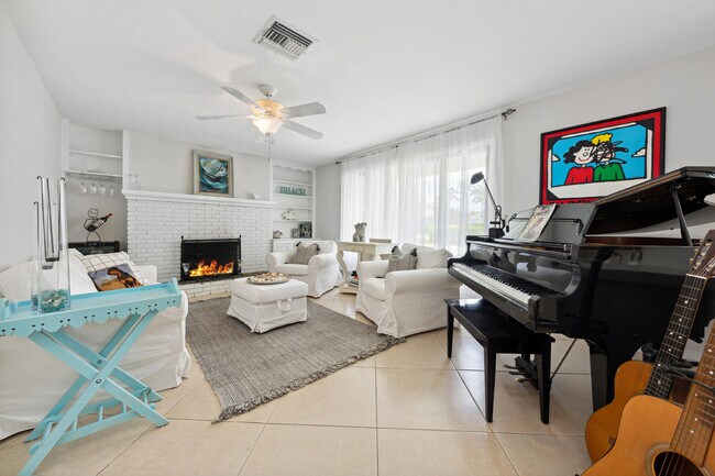 Photo - 949 Seagate Dr