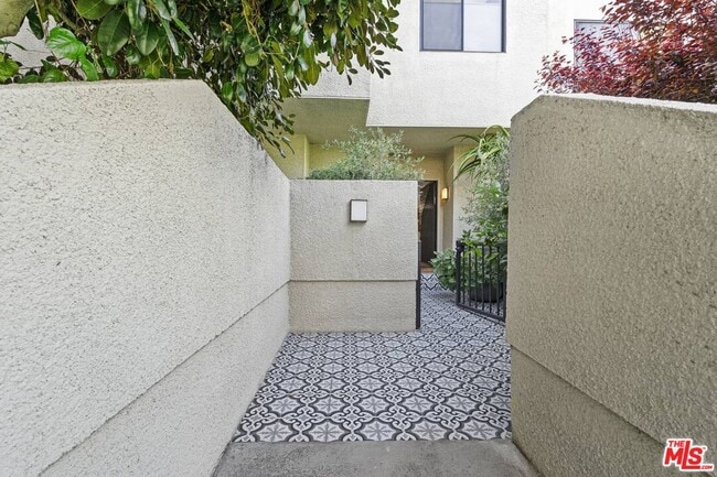 Photo - 2237 Century Hill