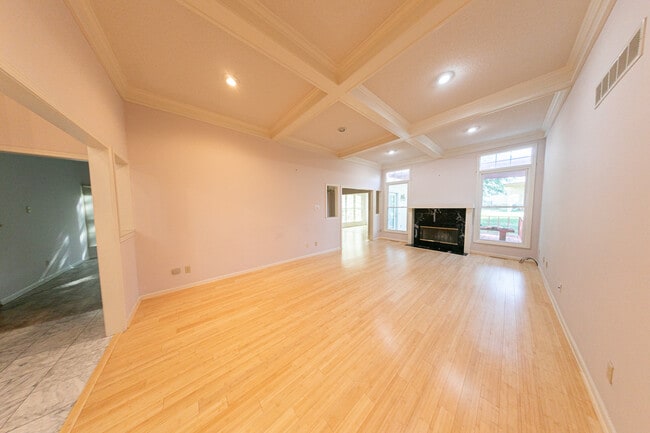 Photo - 618 Chaucer Ln