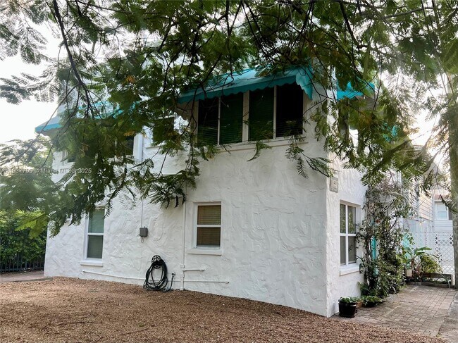 Building Photo - 1407 SE 2nd St Unit C