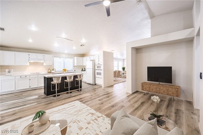 Building Photo - 1851 Vista Pointe Ave