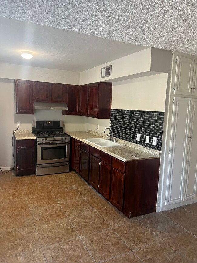 3 Bedroom 1.5 Bathroom Cheyenne & Civic ... - 3 Bedroom 1.5 Bathroom   Cheyenne & Civic ... Townhome