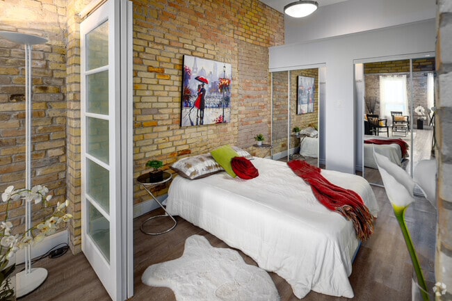 Interior Photo - 123 King St