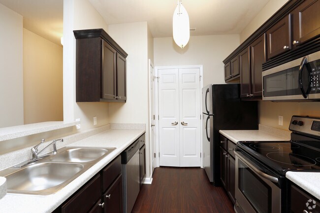 Phase II- Kitchen - Auburn Hills Apartments