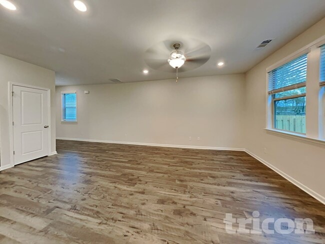 Photo - 305 Knowles Pl