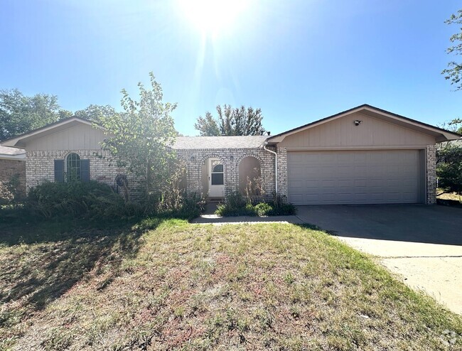 Building Photo - Charming Home minutes from West Wind Shopp...