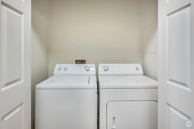 2BR, 2BA - 980SF - Laundry