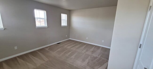 Photo - "Charming 3-Bedroom Townhouse Retreat in Colorado Springs – Spacious 1704 Sq Ft with 2.5 Bathrooms!"