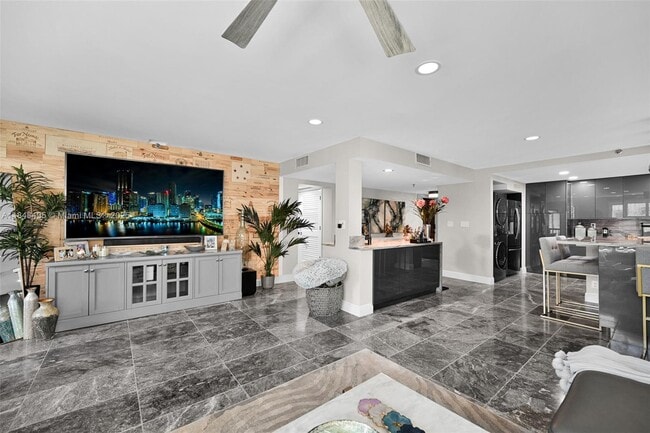 Building Photo - 372 Golfview Rd Unit 201