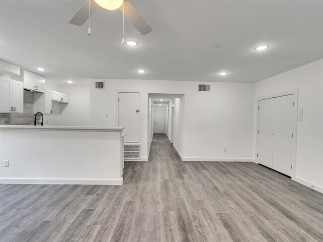 Photo - 6742 Madrid St