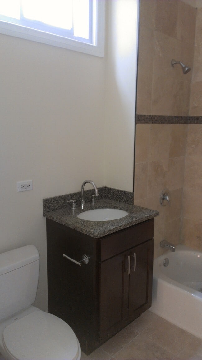 Building Photo - 1758 W Montrose Unit 1