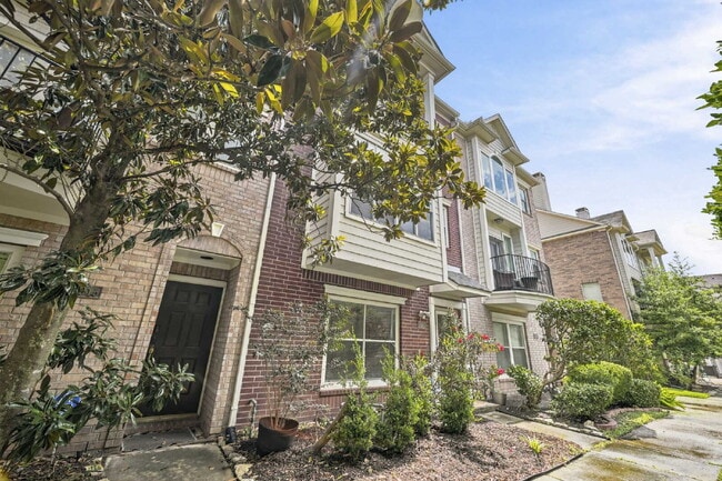 Building Photo - "Chic Urban Living: Spacious 2-Bed, 2-Bath Townhouse in Houston's Heart!" Unit B