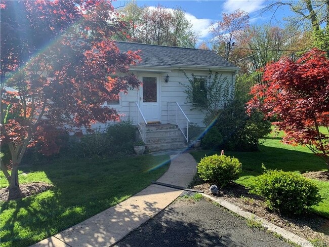 Building Photo - 10 W Clarkstown Rd