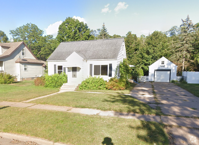 Building Photo - Charming 3-Bedroom Cape Cod Home with Spac...