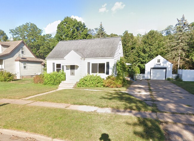 Charming 3-Bedroom Cape Cod Home with Spac... - Charming 3-Bedroom Cape Cod Home with Spac...