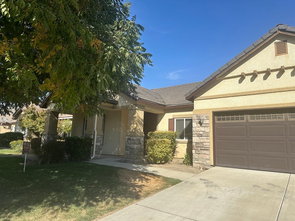 Photo - Spacious house in a well established neighborhood close to shopping and restaurants!